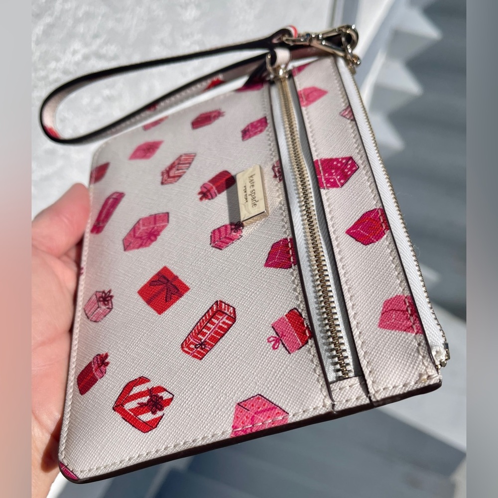 Kate Spade Lg Wristlet Pink Presents on White Saffiano Leather Excellent Cond - Picture 2 of 15